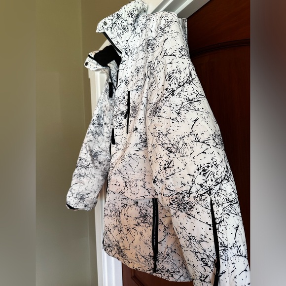 Ski or snowboarding jacket. - Picture 3 of 4